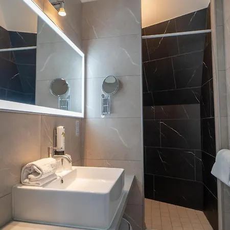 Hotel Logis Majestic - La Rochelle 3*