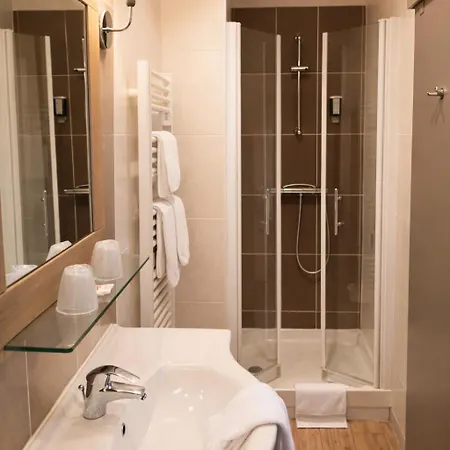 Logis Majestic - La Rochelle 3* Шатлайон-Плаж
