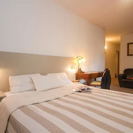 Logis Majestic - La Rochelle Отель