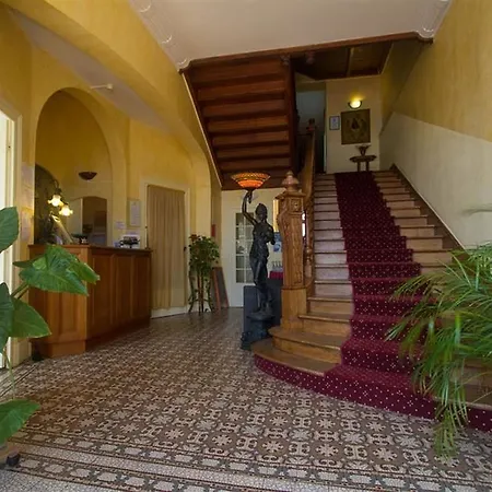 Logis Majestic - La Rochelle 3* Шатлайон-Плаж
